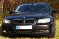 BMW 320d touring vor herbstlicher Kulisse. 