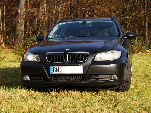 BMW 320d touring vor herbstlicher Kulisse. 