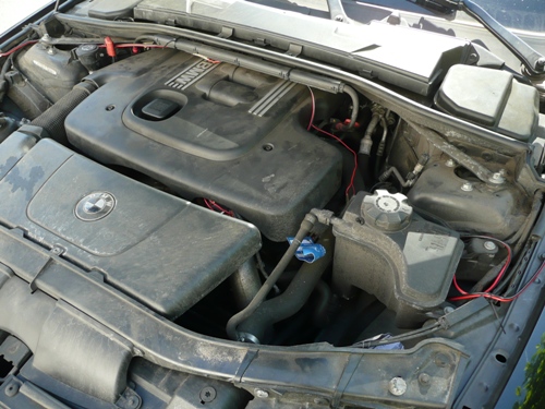 Unter der Motorhaube: Die bis zum Motor durchgezogenen Kabel verschwinden unter der Plastikabdeckung, mehr ist von der verbauten Spritspartechnik nicht zu sehen.. Unter der Motorhaube: Die bis zum Motor durchgezogenen Kabel verschwinden unter der Plastikabdeckung, mehr ist von der verbauten Spritspartechnik nicht zu sehen.