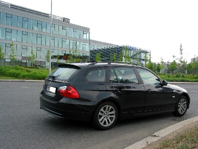 Der 320d vor dem Industriepark "Parku" in Prag. 