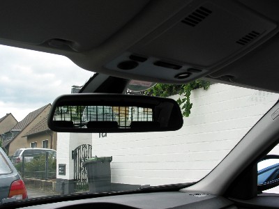 Innenansicht der Feinstaubplakette aus Sicht des Fahrers im BMW 320d. 
