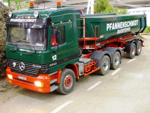 Mein MB Actros 3343 im gleichen Maßstab unterwegs zum nächsten Baustelleneinsatz auf der Intermodellbau 2010 in Dortmund. 