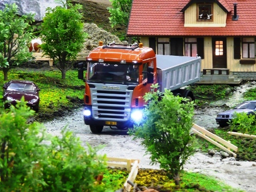 Mein Scania CR19 R500 im Maßstab 1:14,5 — optisch nicht vom Original zu unterscheiden — im Einsatz auf der Intermodellbau 2010 in Dortmund. Mein Scania CR19 R500 im Maßstab 1:14,5 — optisch nicht vom Original zu unterscheiden — im Einsatz auf der Intermodellbau 2010 in Dortmund.