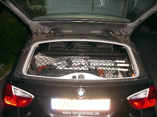 Gut gefüllt: Der Kofferraum des BMW 320d mit zwei RC-Modellen, Ladegerät, Fernsteuerung und Gepäck. 