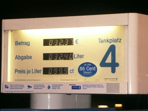99,9 Cent kostet der Liter Diesel am 13.03.2009 an der ARAL-Tankstelle in Langenfeld. 
