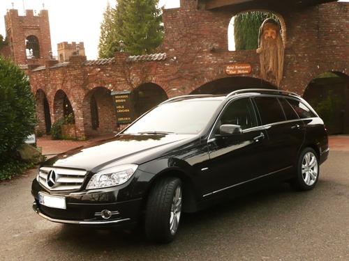 Mercedes C220 CDI vor Gut Höhne — Fahrerseite. Mercedes C220 CDI vor Gut Höhne — Fahrerseite.