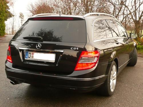 Mercedes C220 CDI vor Gut Höhne — von schräg hinten gesehen. Mercedes C220 CDI vor Gut Höhne — von schräg hinten gesehen.