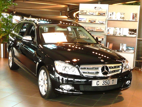 Schick, schick: Mercedes C350 T-Modell in der Ausstellung der Mercedes-Niederlassung Düsseldorf. Schick, schick: Mercedes C350 T-Modell in der Ausstellung der Mercedes-Niederlassung Düsseldorf.
