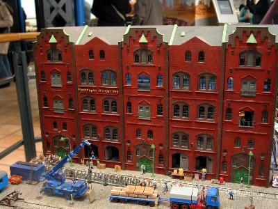 Das Speicherhaus, in dem das Miniatur-Wunderland untergebracht ist, steht ebenfalls als Modell auf der Anlage. Original oder Modell? In diesem Speicherhaus ist das Miniatur-Wunderland untergebracht.