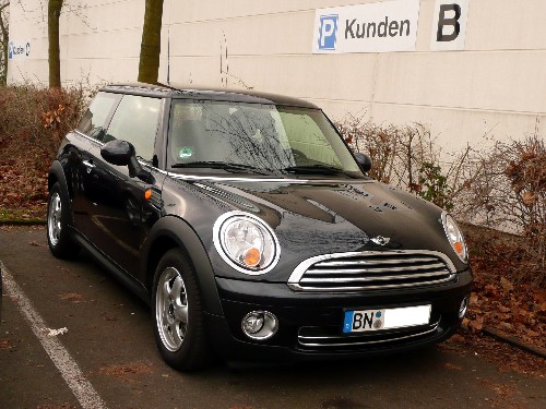 Der Mini Cooper bei der Übernahme auf dem Kundenparkplatz des BMW Fachbetriebs. 