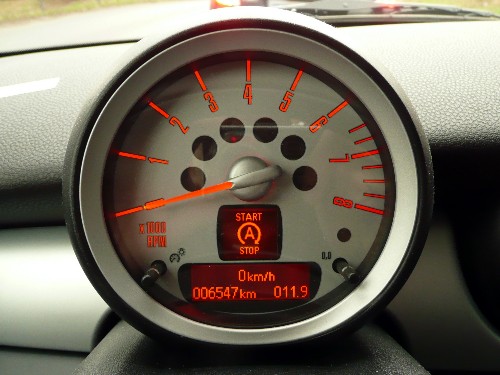 Im Display des Drehzahlmessers erkennbar: Das Start-Stop-System des Mini Cooper ist aktiv und hat den Motor beim Kreuzungshalt stillgelegt. 
