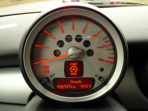 Im Display des Drehzahlmessers erkennbar: Das Start-Stop-System des Mini Cooper ist aktiv und hat den Motor beim Kreuzungshalt stillgelegt. Im Display des Drehzahlmessers erkennbar: Das Start-Stop-System des Mini Cooper ist aktiv und hat den Motor beim Kreuzungshalt stillgelegt.