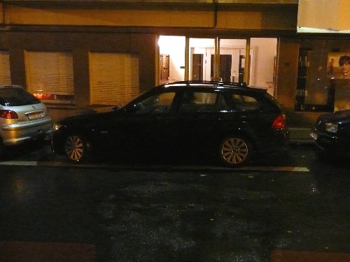 Der BMW steht mittig in der engen Parklücke im Zentrum Brüssels. 