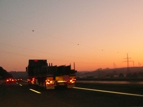 Gegen 6:30 Uhr geht die Sonne auf — Morgenstimmung auf der A5. 