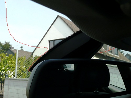 Der Blick vom Innenraum nach außen lässt ebenfalls deutlich erkennen, dass der Bereich um den Innenspiegel von der Tönung im restlichen Bereich der Scheibe ausgenommen ist. Der Blick vom Innenraum nach außen lässt ebenfalls deutlich erkennen, dass der Bereich um den Innenspiegel von der Tönung im restlichen Bereich der Scheibe ausgenommen ist.