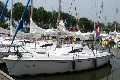 Die Segelyacht vom Typ New Classic 700 im Yachthafen. 