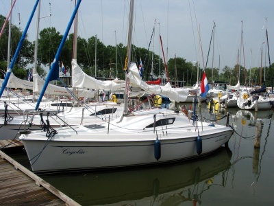 Die Segelyacht vom Typ New Classic 700 im Yachthafen. Die Segelyacht vom Typ New Classic 700 im Yachthafen.