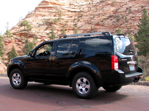 Nissan Pathfinder unterwegs im Zion Nationalpark. Nissan Pathfinder unterwegs im Zion Nationalpark.