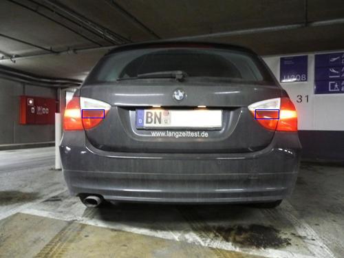 Der BMW in der Tiefgarage am Flughafen Frankfurt. Deutlich zu sehen: Die ausgefallenen Rückleuchten in der Heckklappe (blau markiert). 