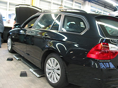 Der BMW 320d beim fälligen Ölwechsel im "Schnellservice" der BMW Niederlassung Bonn. 