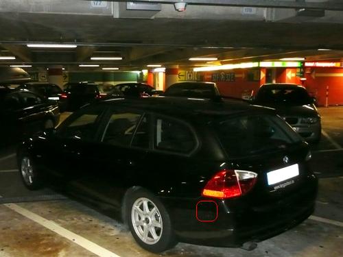 Der BMW stand auf Ebene 2, Position D 177 im Parkhaus P3 des Düsseldorfer Flughafens, als er von einem unachtsamen Zeitgenossen beschädigt wurde. 