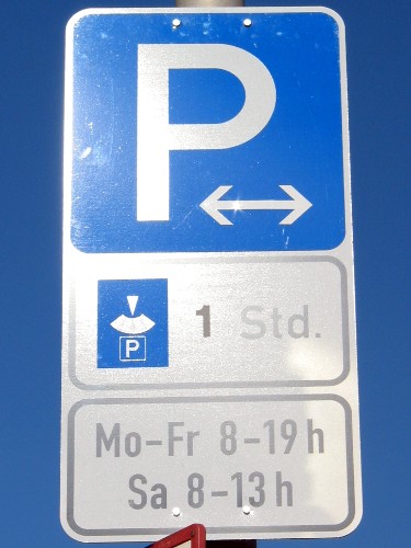 Hier darf an Werktagen tagsüber nur mit Parkscheibe geparkt werden. 