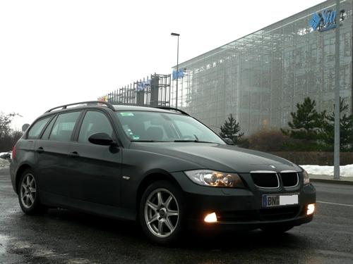 Der BMW steht abfahrbereit vor dem Industriepark "Parku" in Prag. 