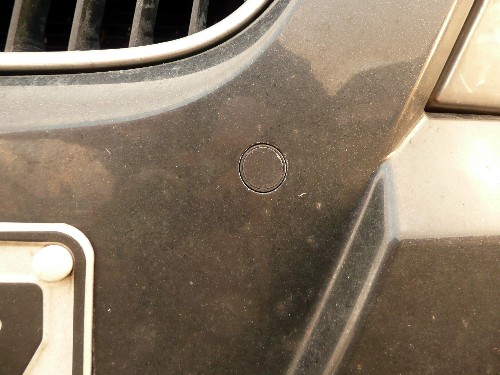 Einer der Ultraschallsensoren im vorderen Stoßfänger des BMW 320d. Einer der Ultraschallsensoren im vorderen Stoßfänger des BMW 320d.