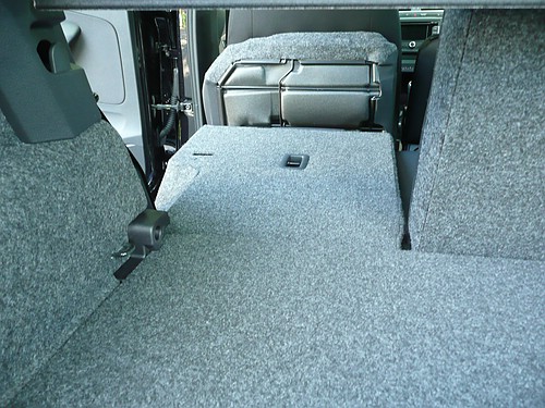 Bei umgeklappten Rücksitzen entsteht dank Zwischenboden eine nahezu ebene Ladefläche. 
