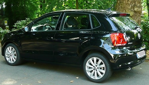 Die 16" großen Felgen "Granada" unterstützen den stämmigen Auftritt des VW Polo in Deep Black Perleffekt. 