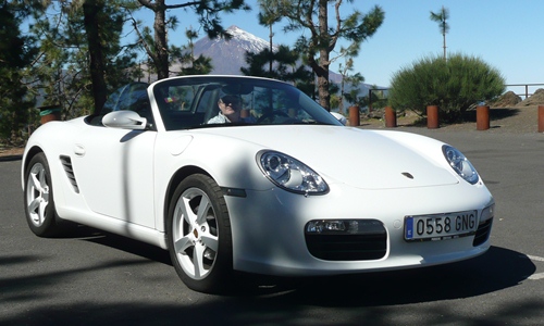 Der hauseigene Porsche Boxster der Familie Junger mit dem Teide im Hintergrund. 