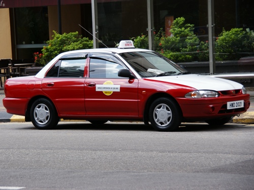 Proton Wira, Nachbau des früheren Mitsubishi Lancer, in für Malaysia typischer Taxi-Optik. 
