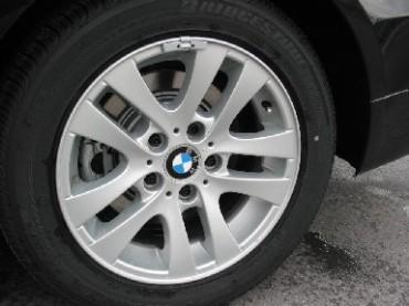 Detailansicht der Räder Doppelspeiche 156 mit Bereifung Bridgestone Potenza des 320d. 