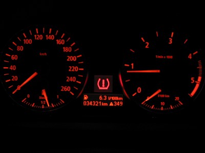 Es hat mich erwischt! Die Reifenpannenanzeige signalisiert einen drohenden Plattfuß des 320d. Anzeige einer Reifenpanne im Cockpit des 320d touring.