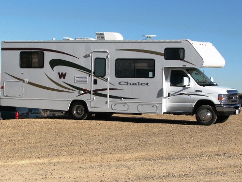 Der hintere Überhang entspricht nahezu dem Radstand: Ein rund acht Meter langer Campervan, fotografiert am Ufer des Lake Powell, USA. 