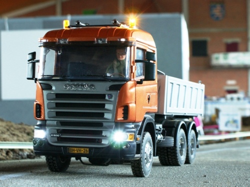 Mein Modell eines Scania R500 CR19 6x6 Dreiseitenkippers im Maßstab 1:14,5 im Einsatz auf der Modellbaustelle in Alsfeld. Mein Modell eines Scania R500 CR19 6x6 Dreiseitenkippers im Maßstab 1:14,5 im Einsatz auf der Modellbaustelle in Alsfeld.
