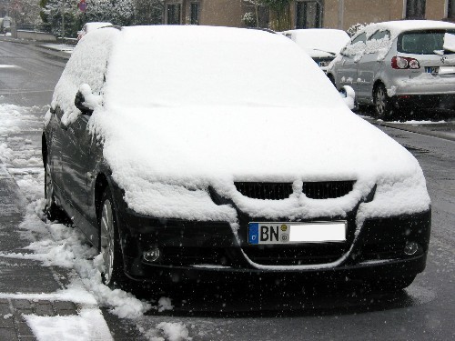 Der 3er ist unter einer geschlossenen Schneedecke verschwunden. 