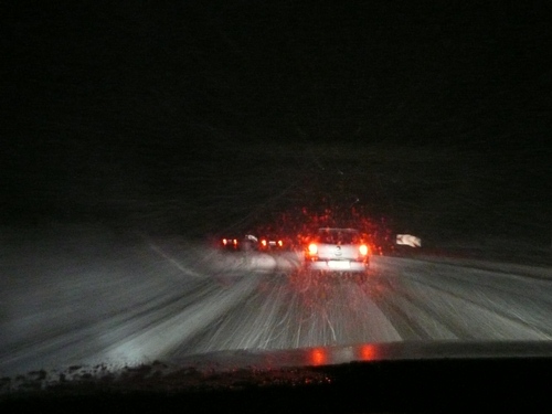 Dichter Schneefall und vereiste Straßen auf der A565 am Autobahnkreuz Bonn-Nordost. 