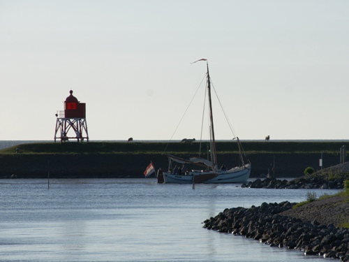 Klassische holländische Tjalk bei der Einfahrt vom Ijsselmeer ins Hinterland. 