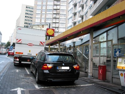 BMW 320d an der vermutlich kleinsten Shell-Tankstelle in Brüssel. 