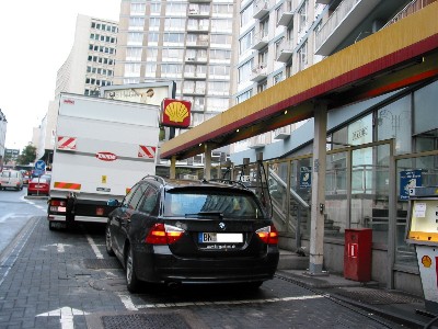 BMW 320d an der vermutlich kleinsten Shell-Tankstelle in Brüssel. BMW 320d an der vermutlich kleinsten Shell-Tankstelle in Brüssel.