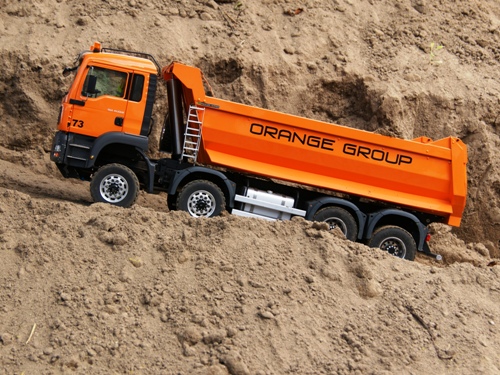 Modell eines MAN TGA-M Vierachskippers beim Einsatz im Wegebau in Moosbeuren-Oberstadion. Modell eines MAN TGA-M Vierachskippers beim Einsatz im Wegebau in Moosbeuren-Oberstadion.