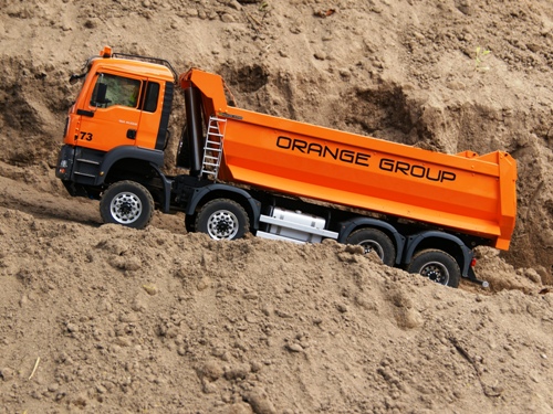 Modell eines MAN TGA-M Vierachskippers beim Einsatz im Wegebau in Moosbeuren-Oberstadion. 