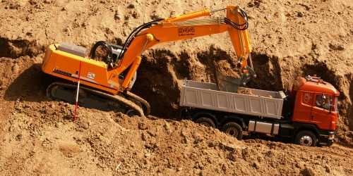 Bagger Liebherr R944B und Scania R500 V8 Dreiseitenkipper im Maßstab 1:14 beim spät-sommerlichen Wegebau.  