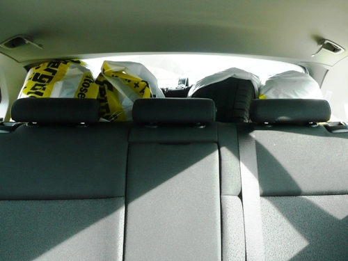 Nach Entnahme des Abdeckrollos passen die Sommerräder stehend ins Gepäckabteil des BMW. Nach Entnahme des Abdeckrollos passen die Sommerräder stehend ins Gepäckabteil des BMW.