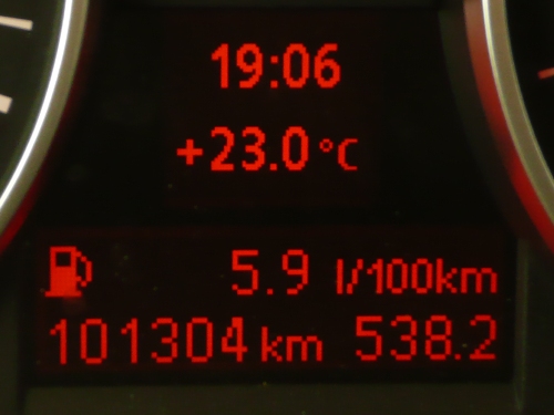 Der Bordcomputer des Dreiers zeigt einen Durchschnittsverbrauch von unter 6,0 l/100 km an. Der Bordcomputer des Dreiers zeigt einen Durchschnittsverbrauch von unter 6,0 l/100 km an.