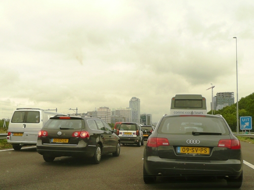 Stau am frühen Abend auf dem Autobahnring rund um Amsterdam. 