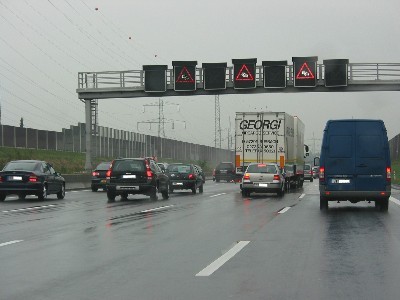 Der tägliche Stau auf der A3 am frühen Abend, aufgenommen gegen 18:30 Uhr an einem gewöhnlichen Werktag. 