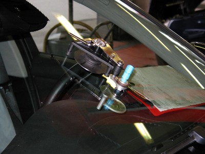 Ein Spezialharz wird mittels einer speziellen Apparatur in die Scheibe gepresst. 