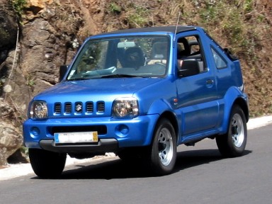 Mit diesem Fahrzeug waren wir auch im Urlaub mobil. Suzuki Jimny 1.3 Softtop, Farbe blaumetallic.